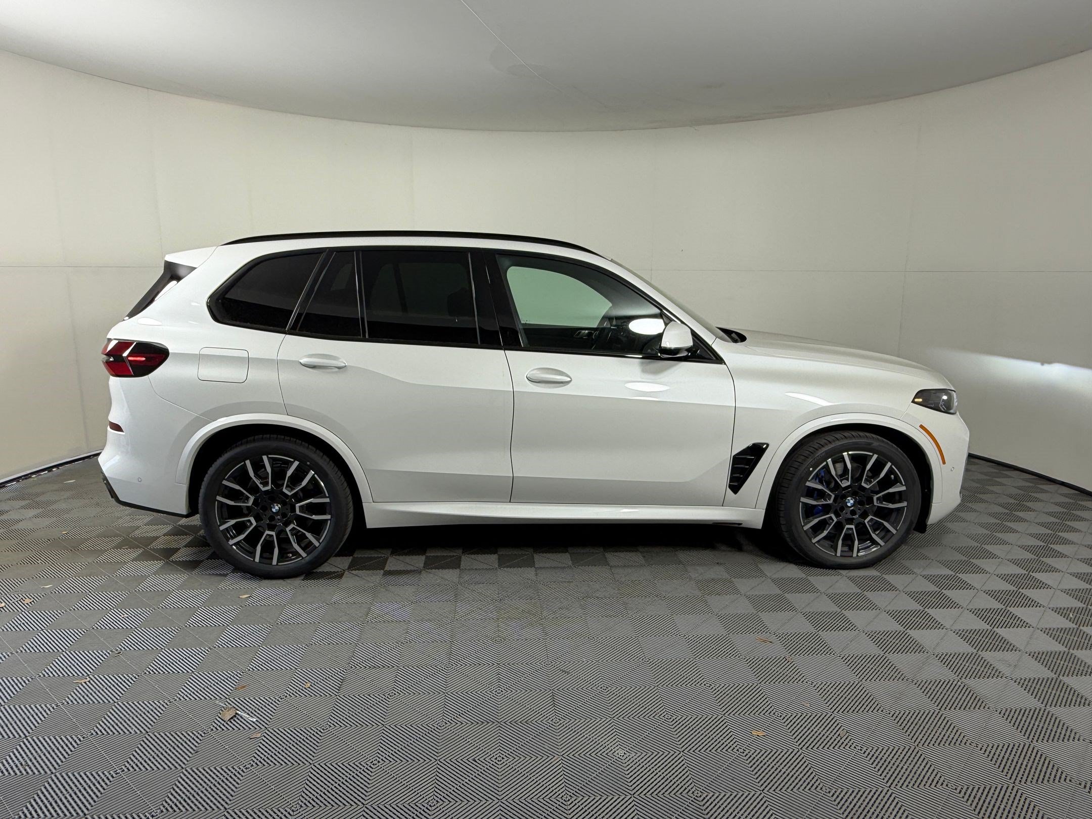 Used 2026 BMW X5 xDrive50e w/ M Sport Package AWD/4WD image 8