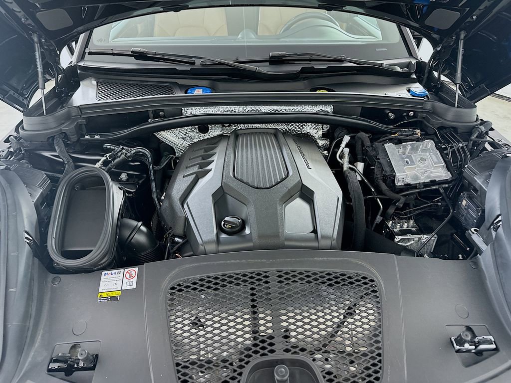 Certified 2022 Porsche Macan image 32