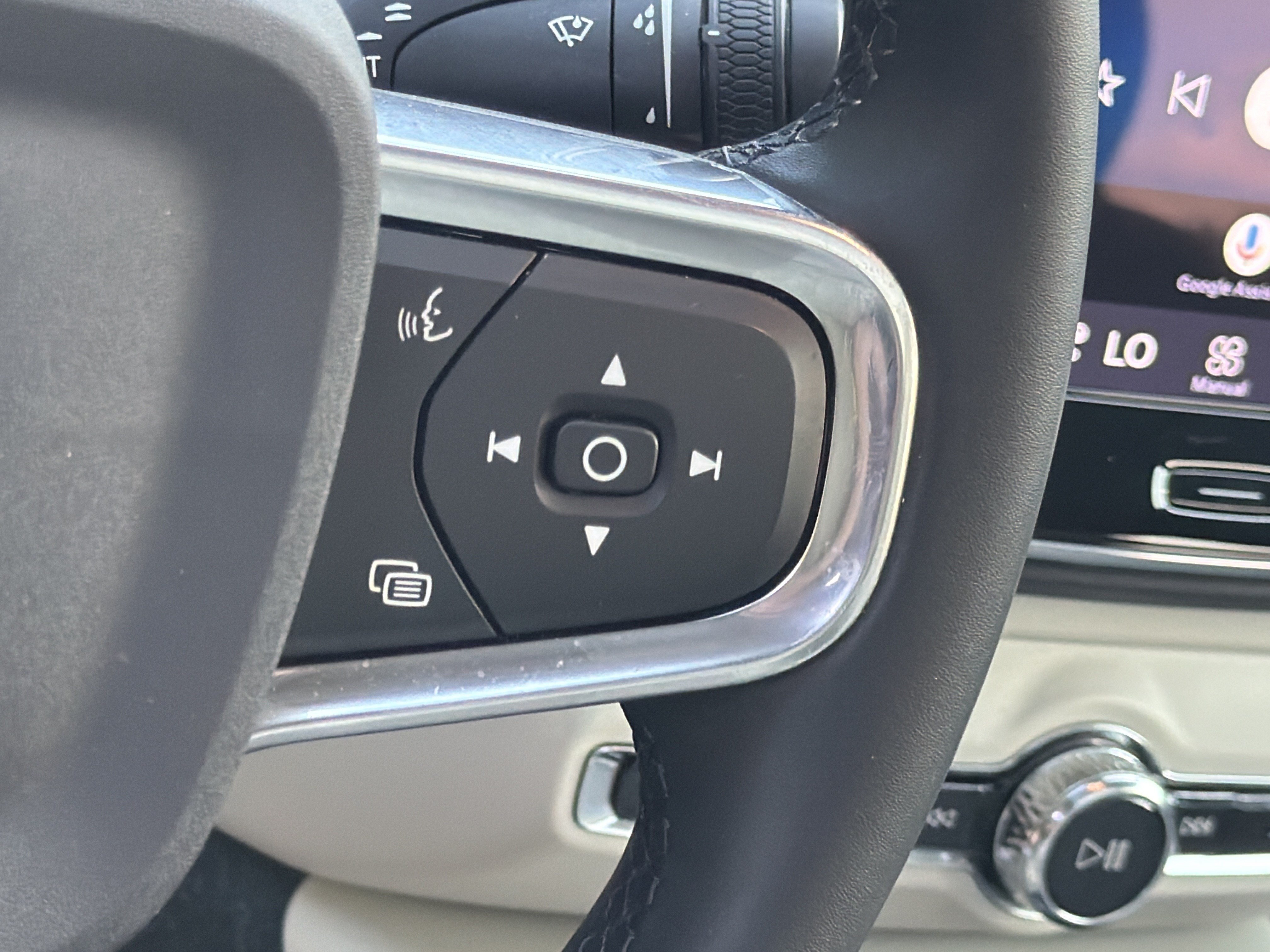 Certified 2023 Volvo XC40 B4 Plus w/ Protection Package Premier FWD image 20