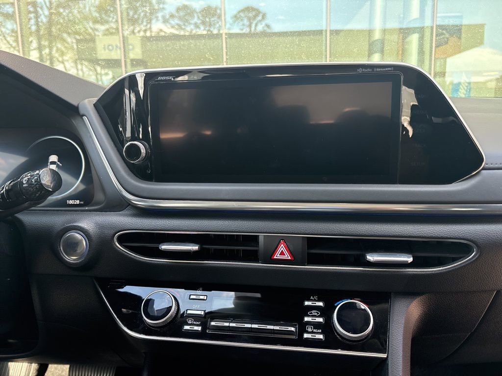 Used 2021 Hyundai Sonata Limited w/ Preferred Accessory Package image 9