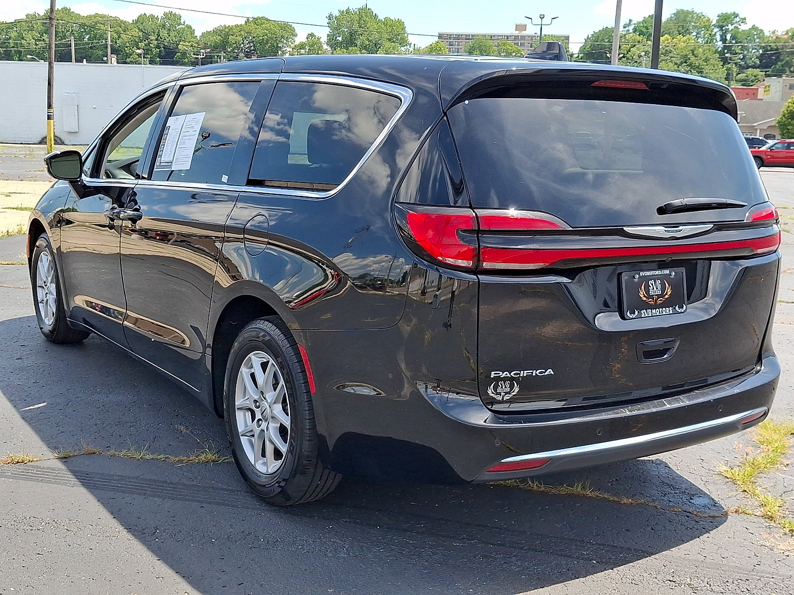 Used 2024 Chrysler Pacifica Touring-L FWD image 5