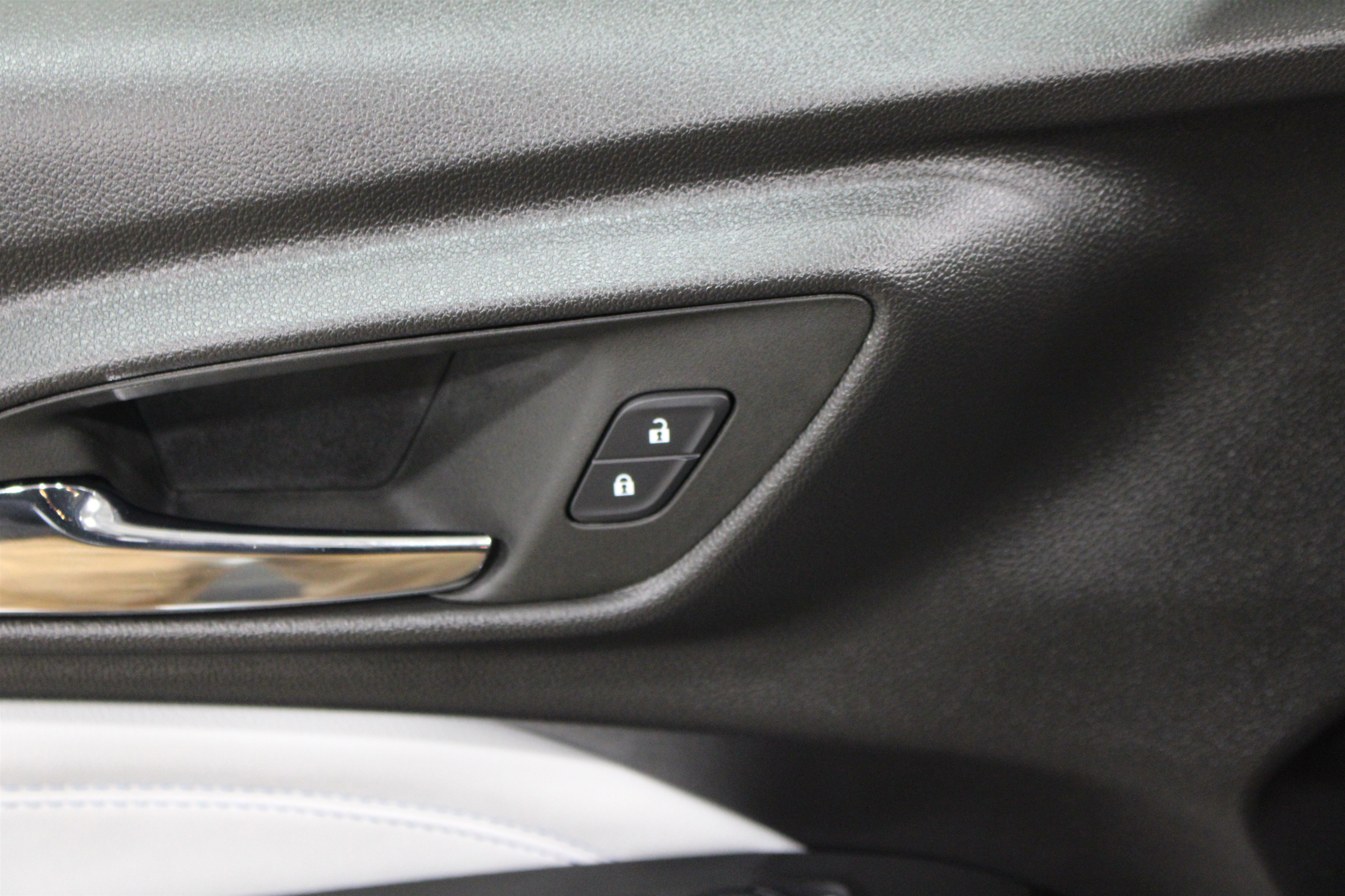 Used 2025 Chevrolet Trax LT w/ LT Convenience Package FWD image 8
