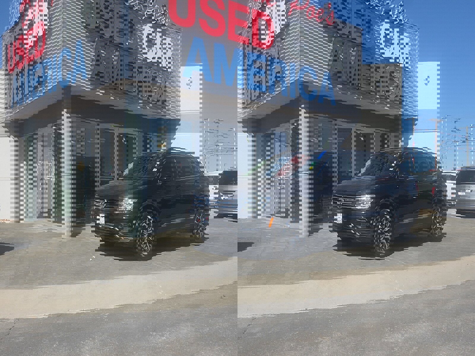 Used 2020 Volkswagen Tiguan SE w/ Panoramic Sunroof Package