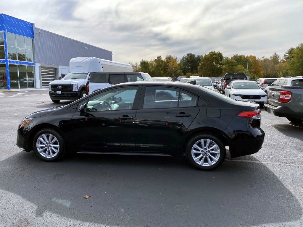 Used 2025 Toyota Corolla LE w/ LE Premium Package FWD image 6