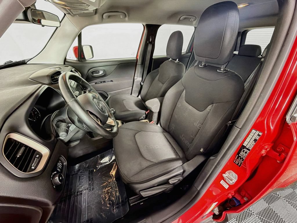 Used 2015 Jeep Renegade Latitude w/ Cold Weather Group II FWD image 19