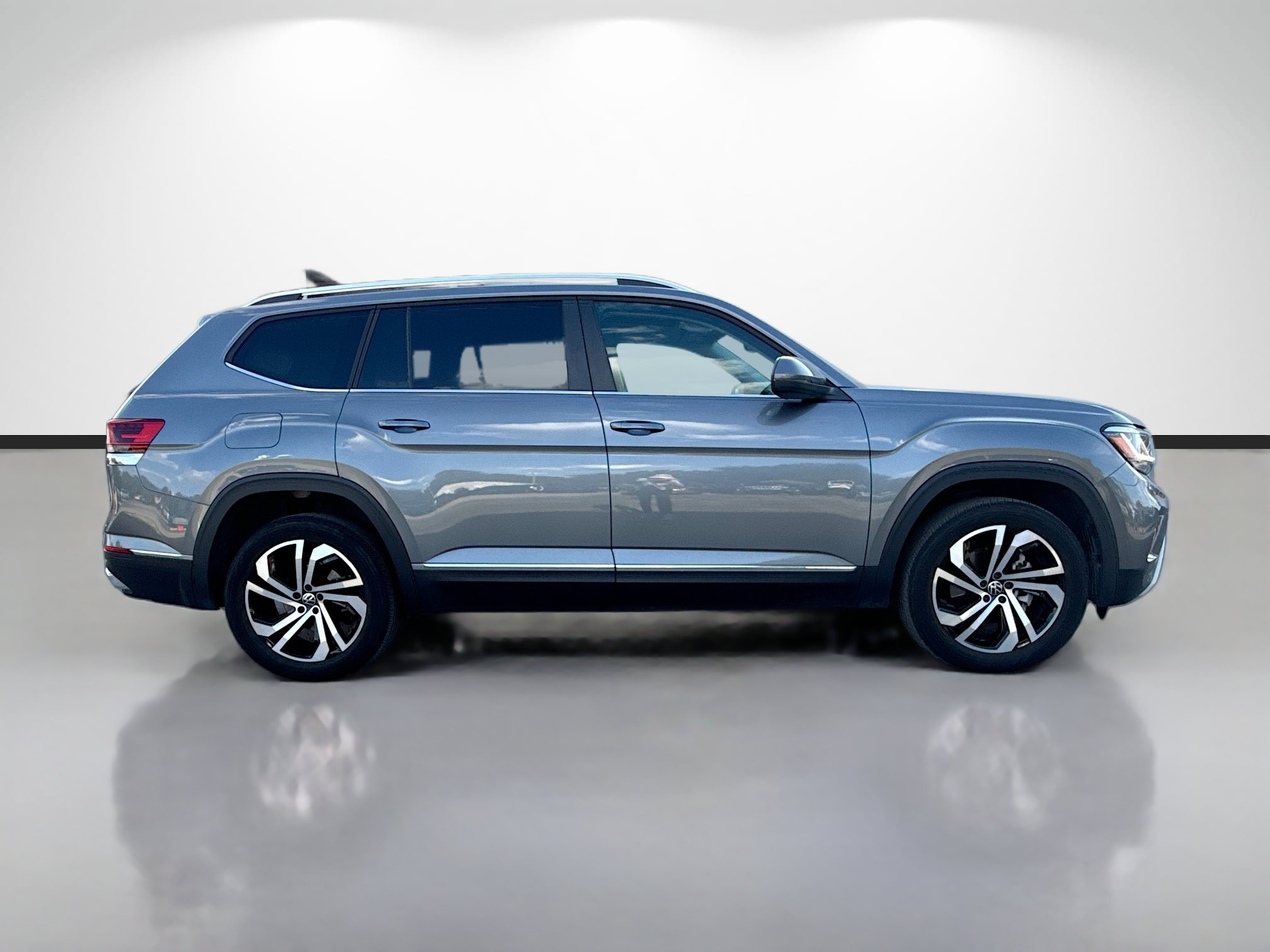 Used 2023 Volkswagen Atlas SEL AWD/4WD image 2