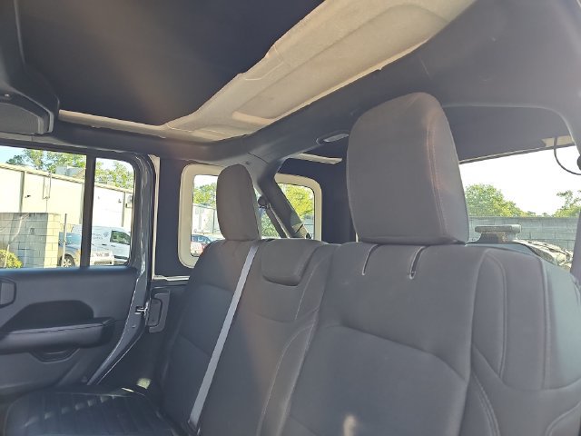 Used 2018 Jeep Wrangler Unlimited Sahara AWD/4WD image 15