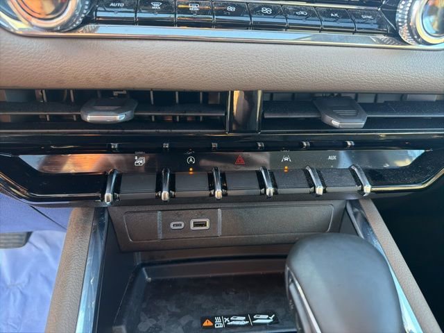 Used 2025 GMC Canyon Denali image 9