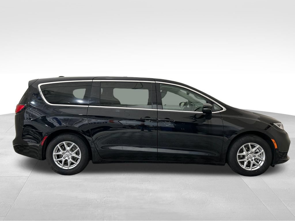 Used 2024 Chrysler Pacifica Touring-L FWD image 7