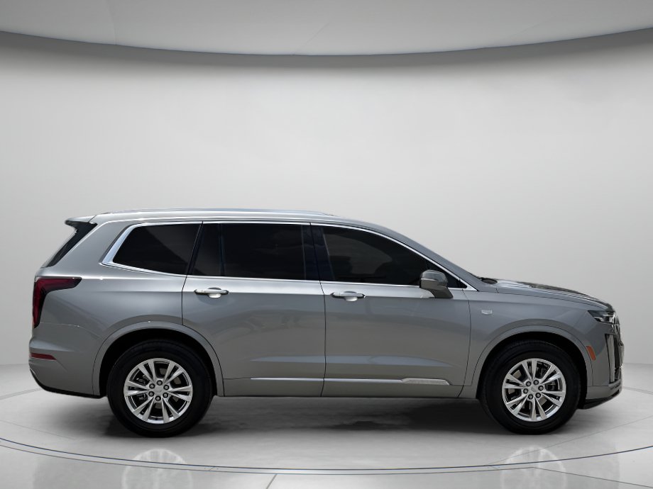 Used 2025 Cadillac XT6 Luxury FWD image 2
