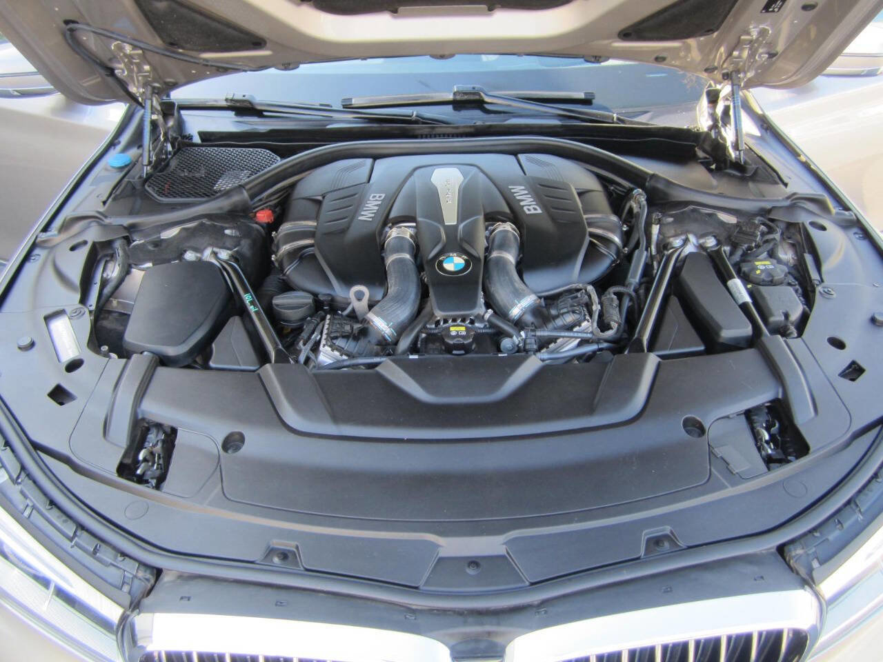 Used 2016 BMW 750i image 12