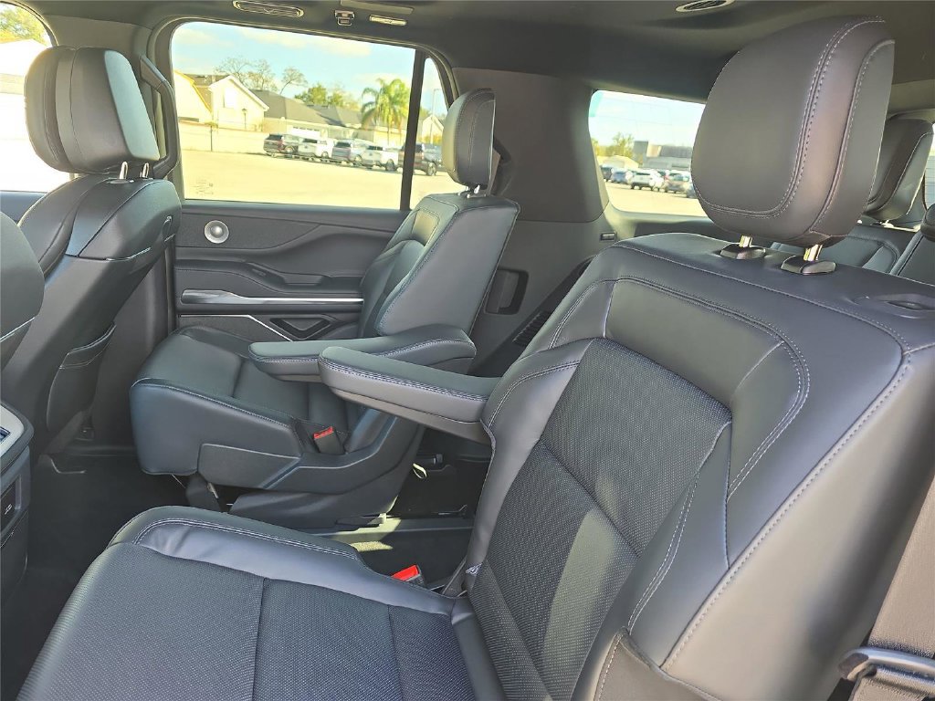 New 2026 Lincoln Navigator Reserve w/ Jet Appearance Package AWD/4WD image 14