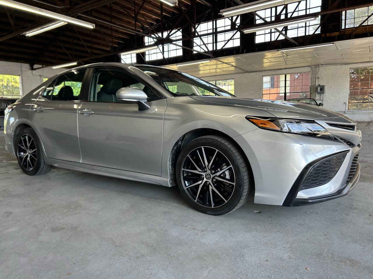 Used 2022 Toyota Camry SE image 3