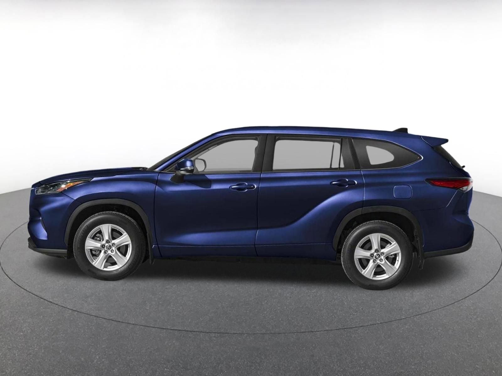 Used 2025 Toyota Highlander LE FWD image 3