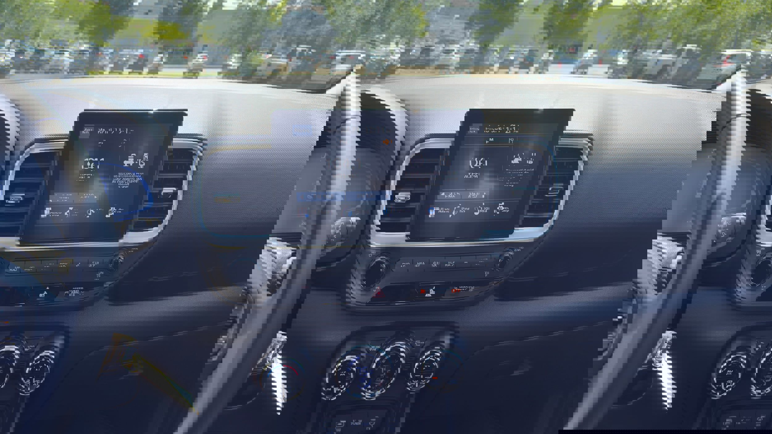 Used 2023 Hyundai Venue SEL w/ Cargo Package image 18