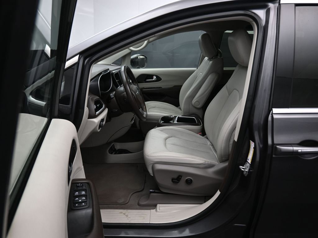 Used 2021 Chrysler Pacifica Touring-L image 12
