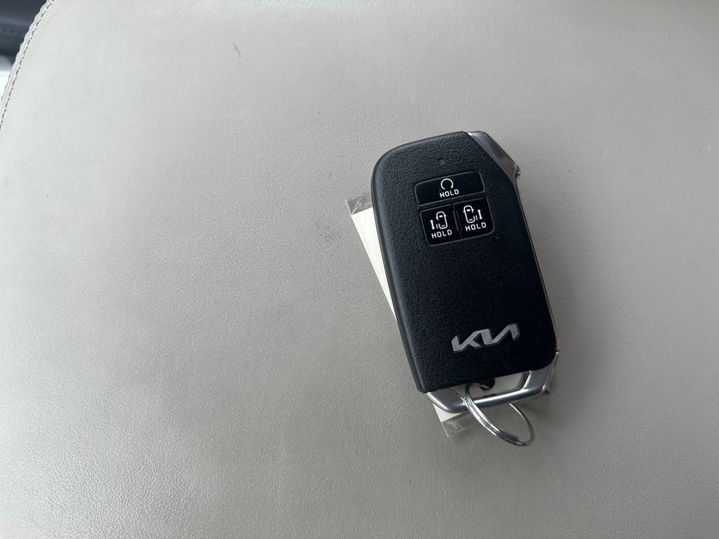 Used 2023 Kia Carnival LX image 21