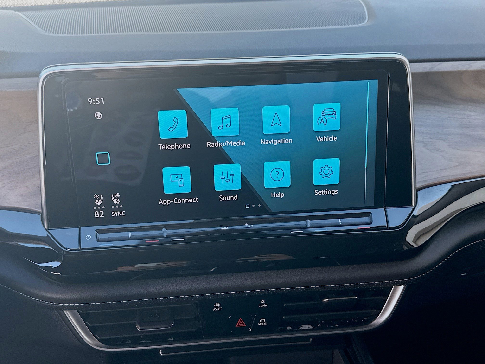 Certified 2025 Volkswagen Atlas SE image 12