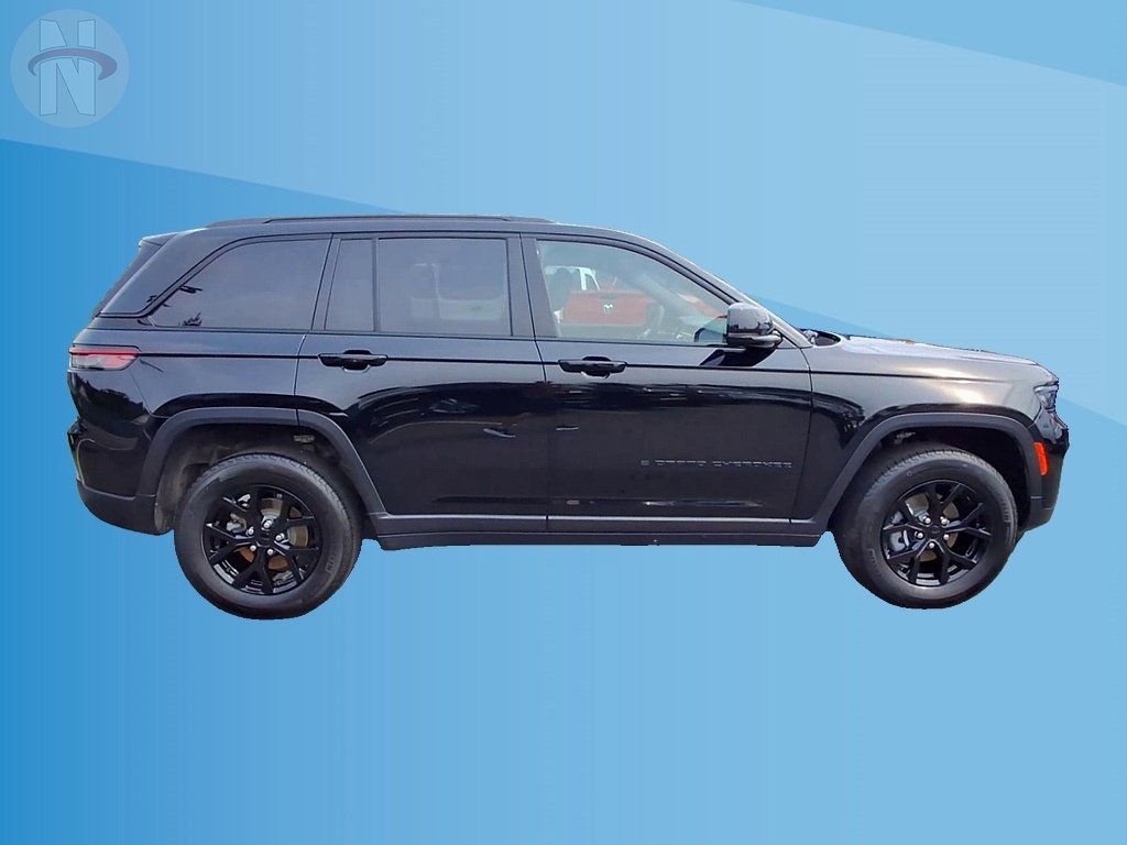 Used 2025 Jeep Grand Cherokee Altitude AWD/4WD image 9