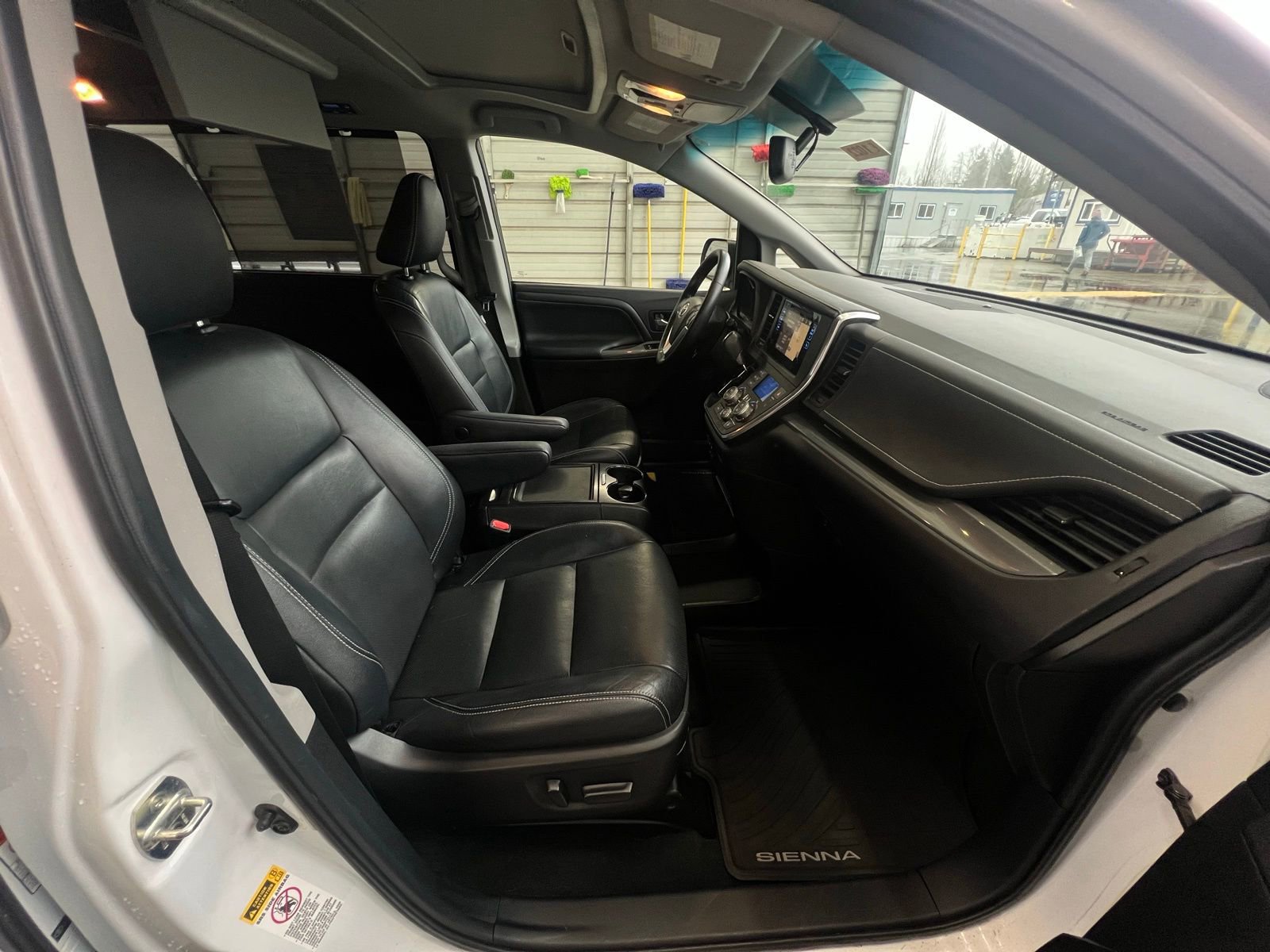 Used 2015 Toyota Sienna SE Premium image 18