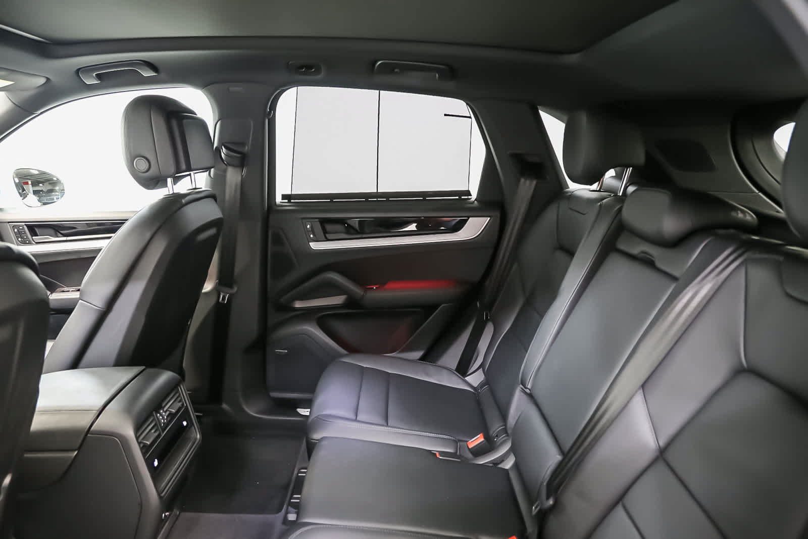 Certified 2024 Porsche Cayenne AWD/4WD image 24