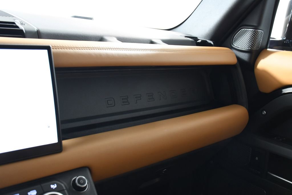 Used 2023 Land Rover Defender 90 X AWD/4WD image 32