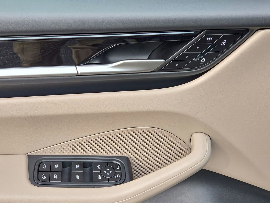 Certified 2025 Porsche Macan 4S Electric image 7