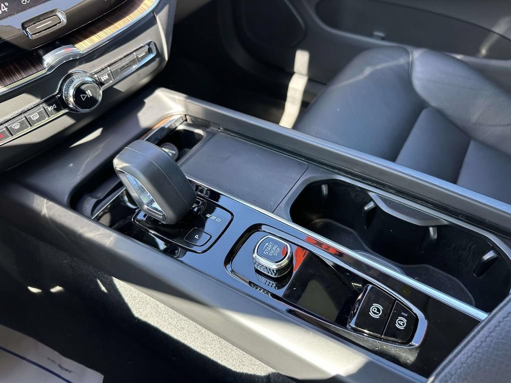 Used 2022 Volvo XC60 B5 Momentum w/ Climate Package AWD/4WD image 31