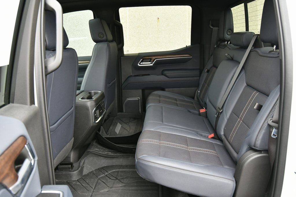Used 2023 Chevrolet Silverado 1500 High Country w/ High Country Premium Package AWD/4WD image 15