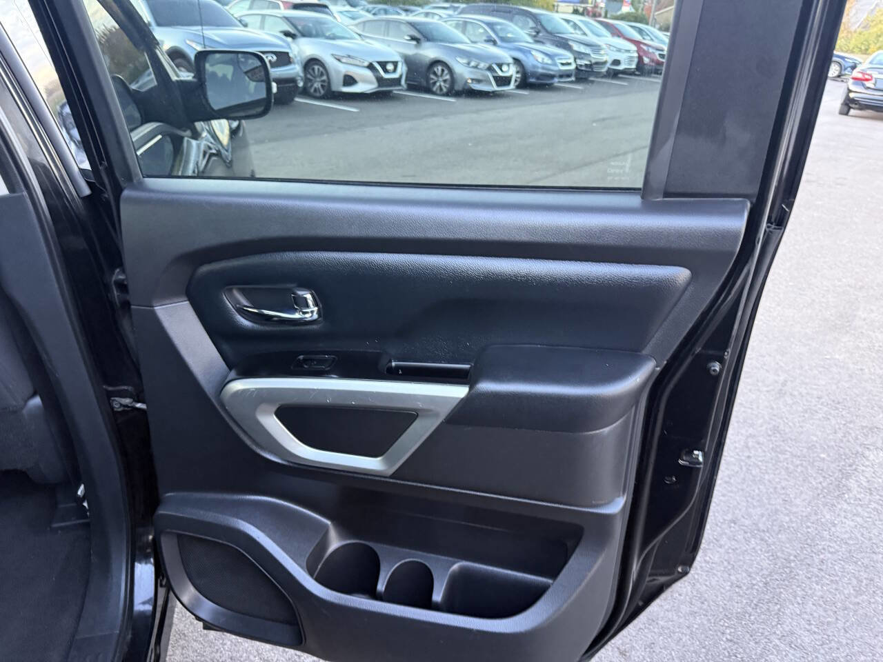 Used 2018 Nissan Titan SV w/ SV Convenience Package RWD image 15