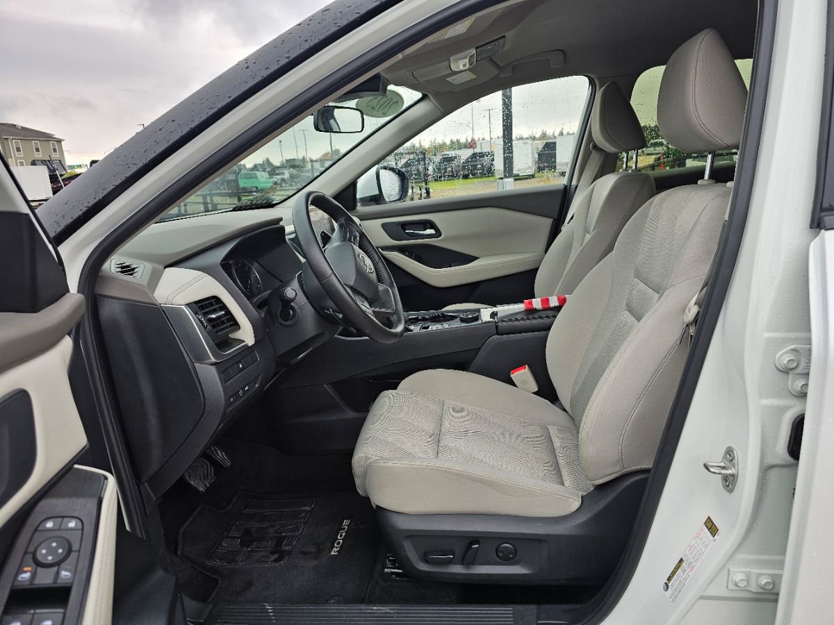 Used 2025 Nissan Rogue SV image 25