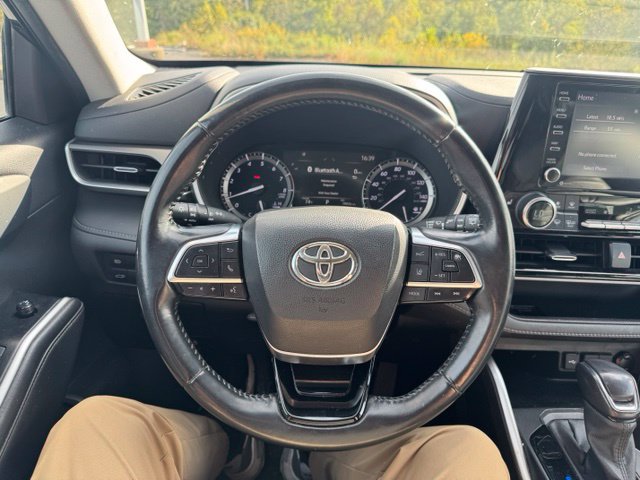 Used 2021 Toyota Highlander XLE AWD/4WD image 14