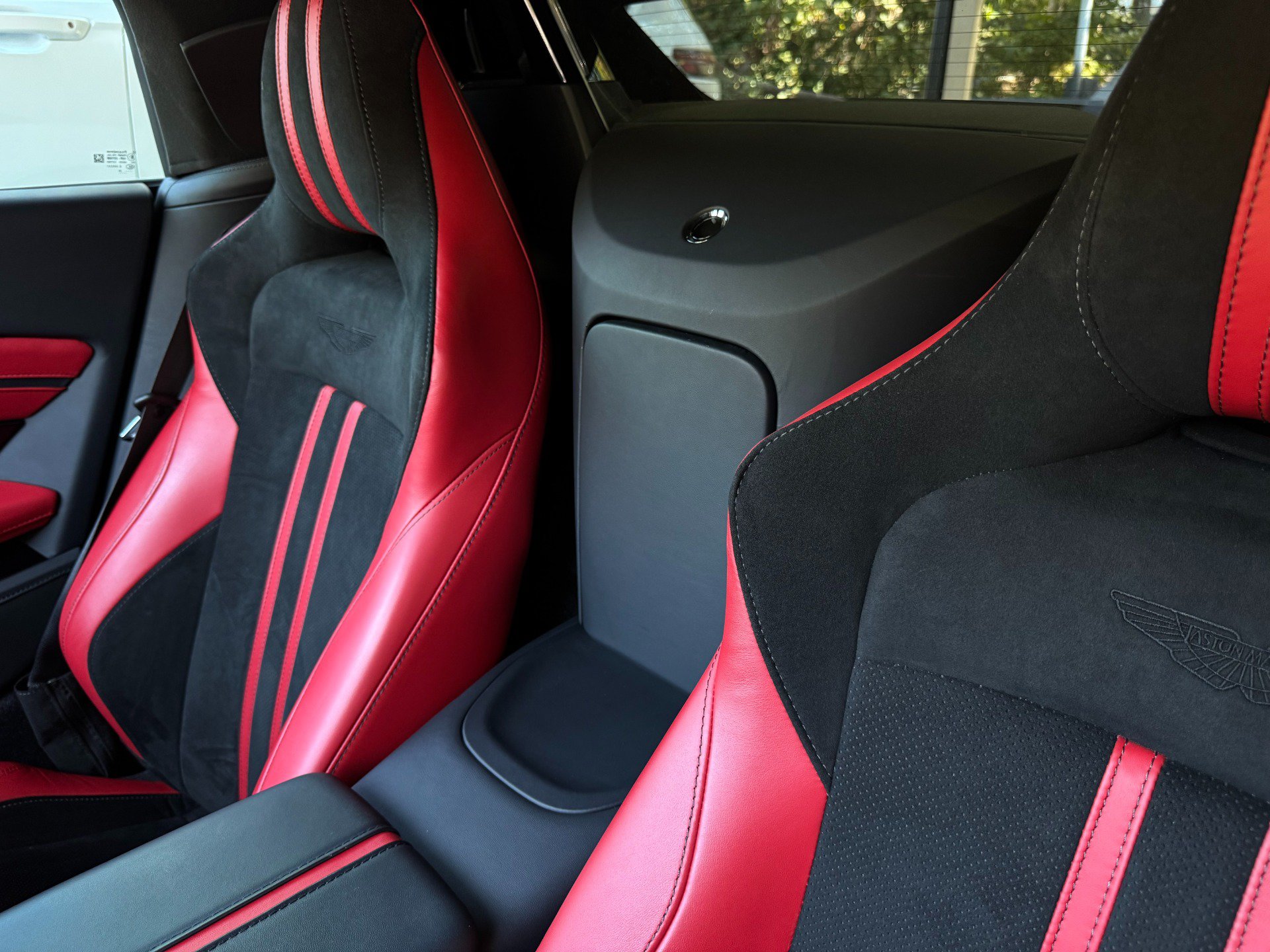 Used 2023 Aston Martin V8 Vantage Roadster RWD image 22