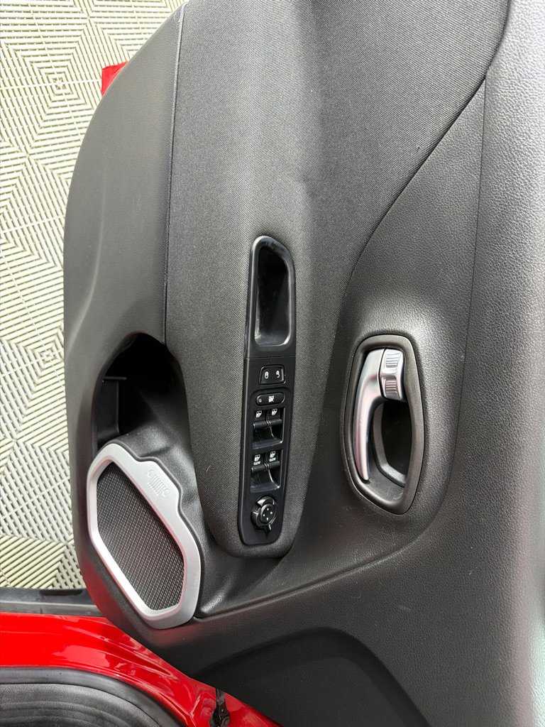 Used 2018 Jeep Renegade Latitude image 10