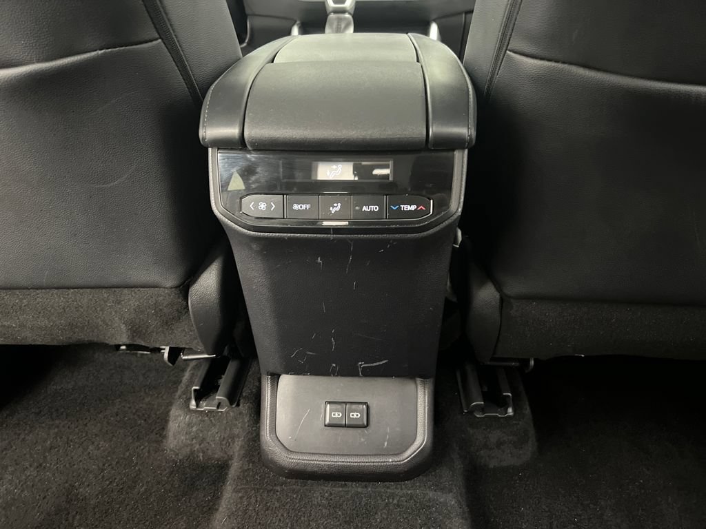 Used 2025 Toyota Highlander XLE FWD image 31