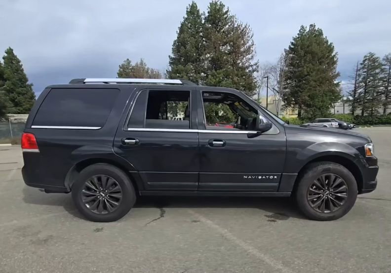 Used 2015 Lincoln Navigator image 19
