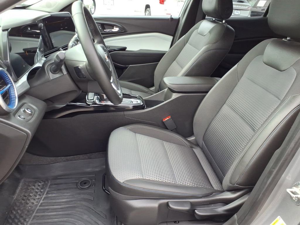 Used 2025 Chevrolet Trax LT w/ LT Convenience Package FWD image 18