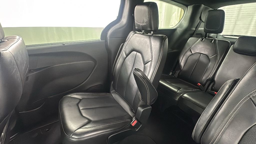Used 2025 Chrysler Pacifica Select image 14