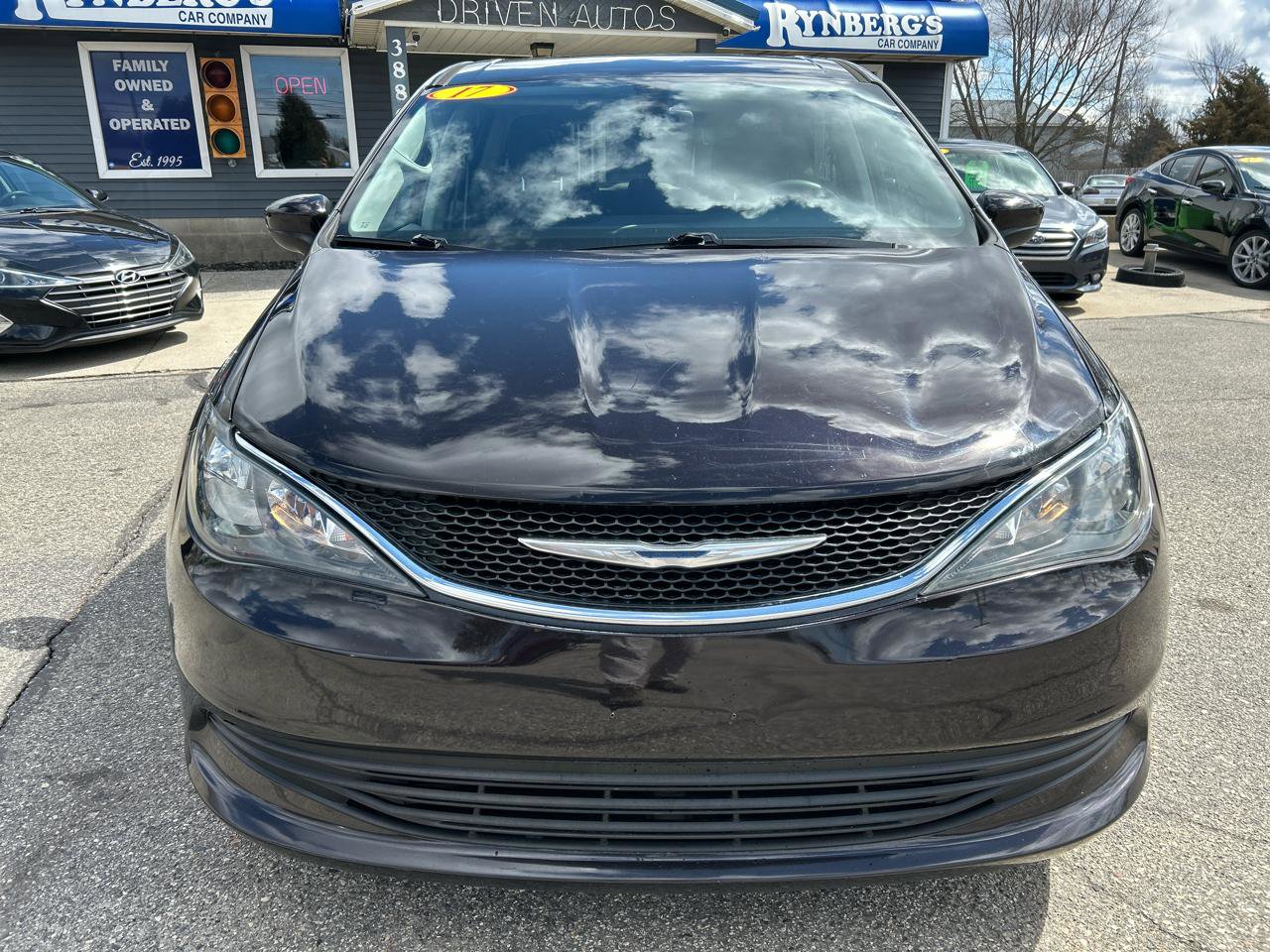 Used 2017 Chrysler Pacifica Touring FWD image 6