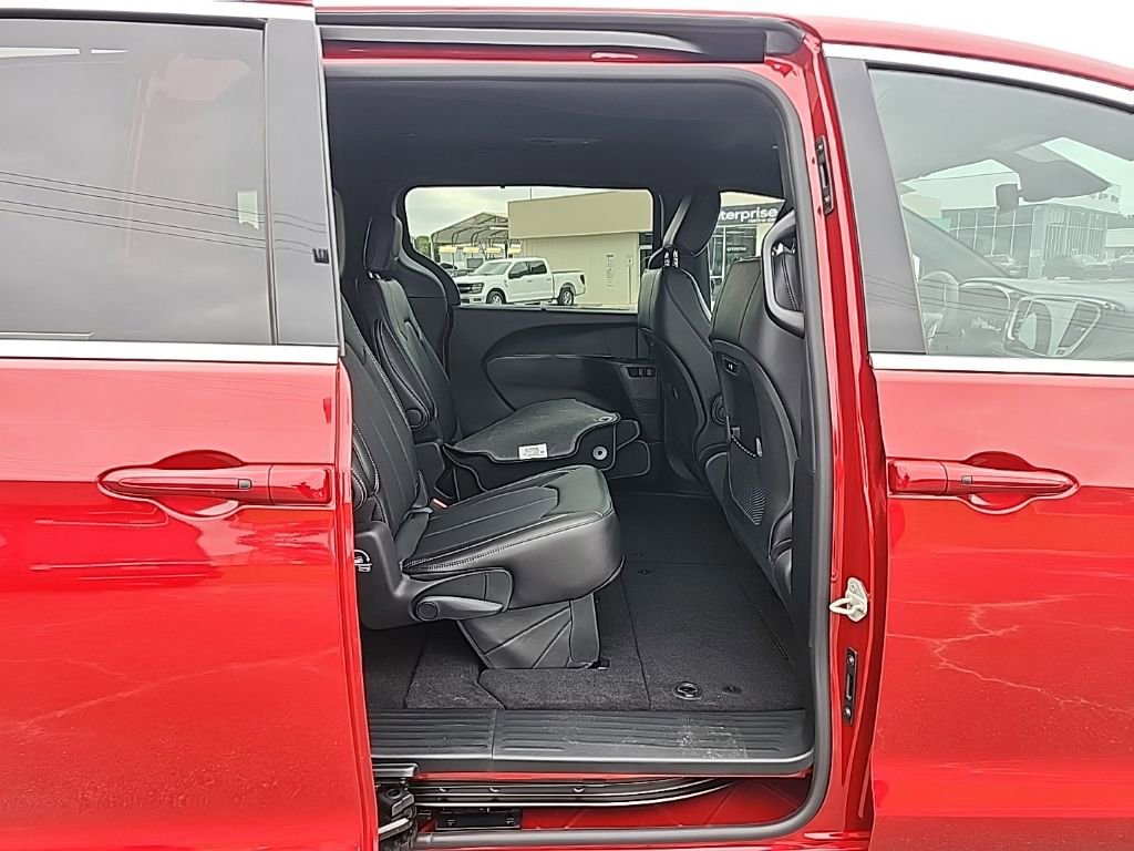 New 2026 Chrysler Pacifica Select image 12