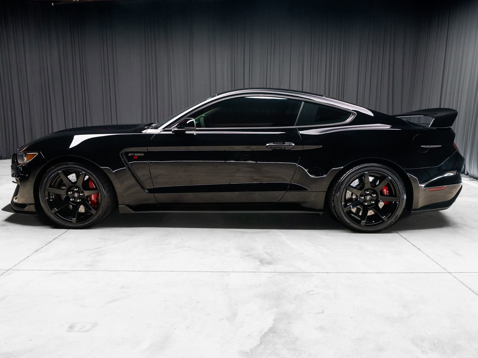 Used 2016 Ford Mustang Shelby GT350R w/ GT350R Equipment Group 920A RWD image 12