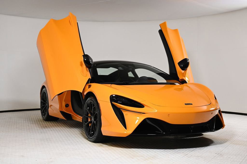 Used 2025 McLaren Artura image 25