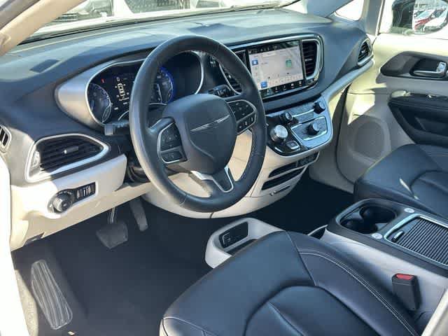 Used 2024 Chrysler Pacifica Touring-L FWD image 2