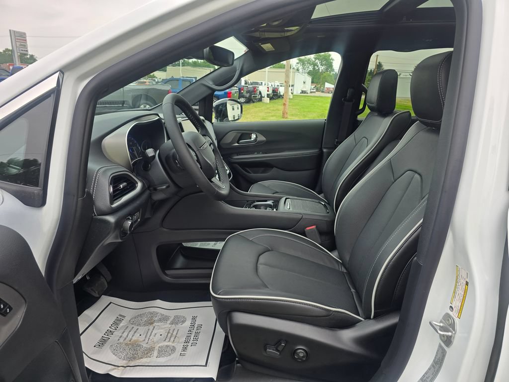 New 2027 Chrysler Pacifica Limited AWD/4WD image 9