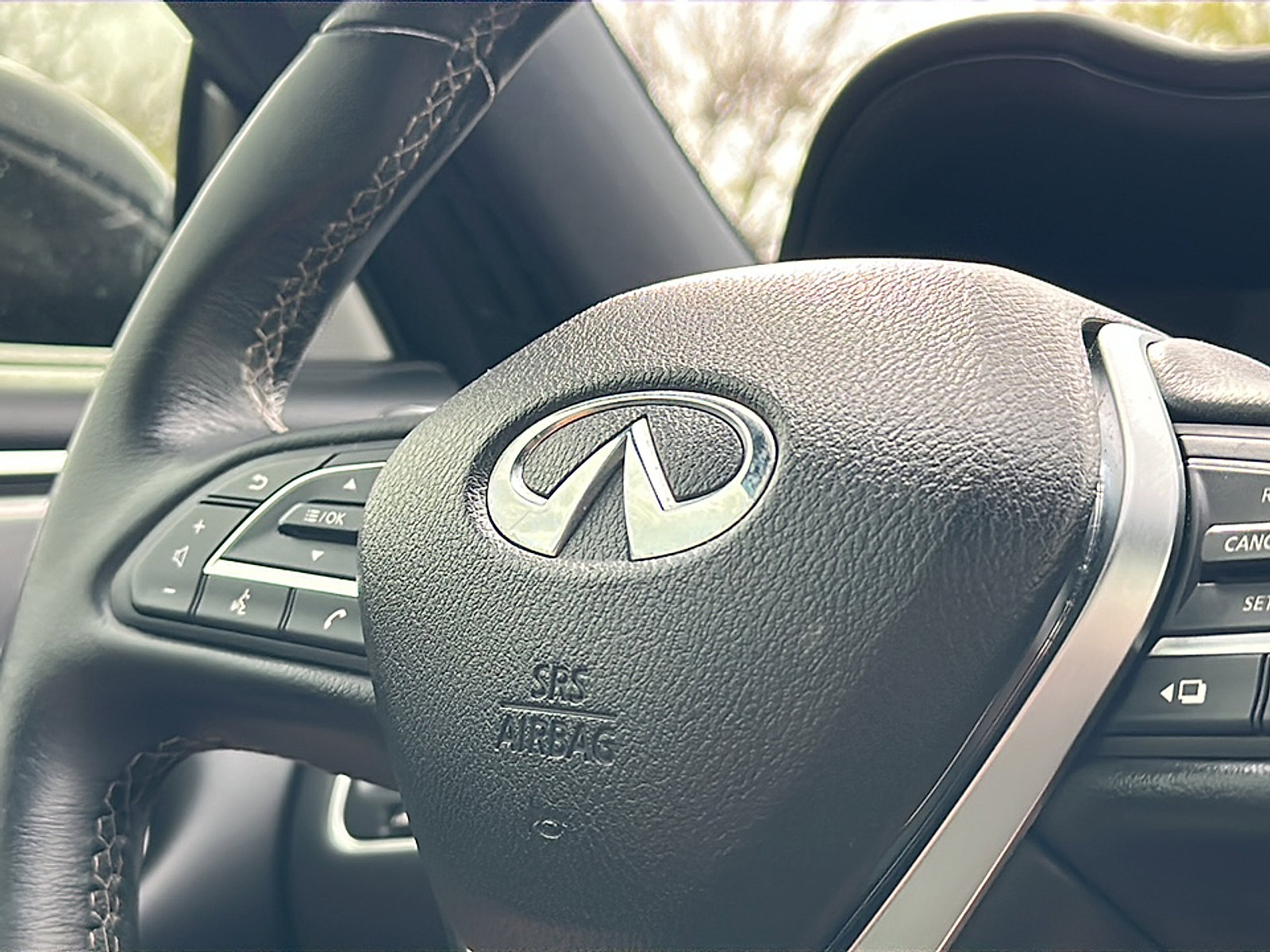 Used 2019 INFINITI Q60 3.0t Luxe w/ Essential Package image 26