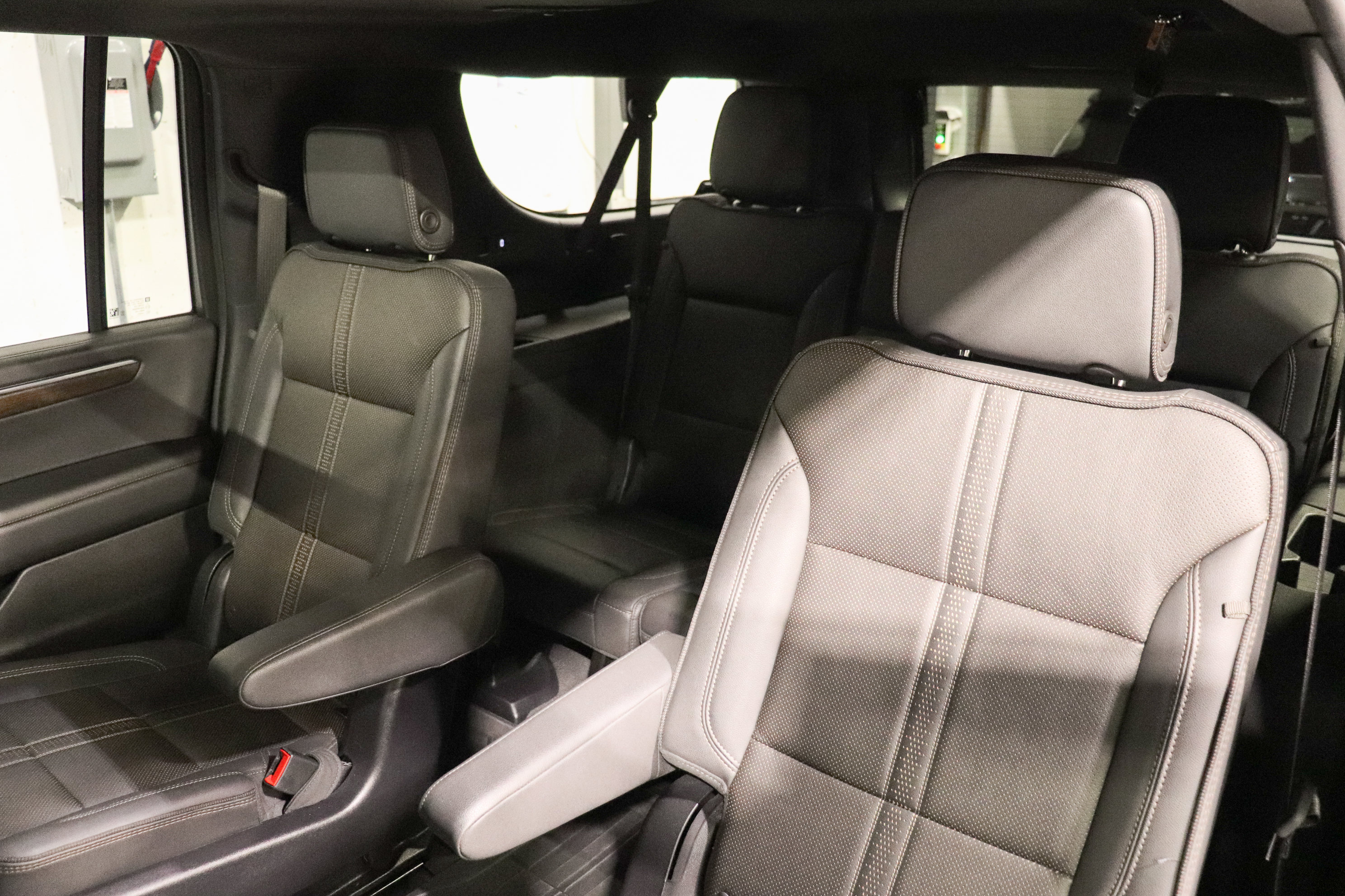 Used 2025 Chevrolet Suburban High Country AWD/4WD image 17