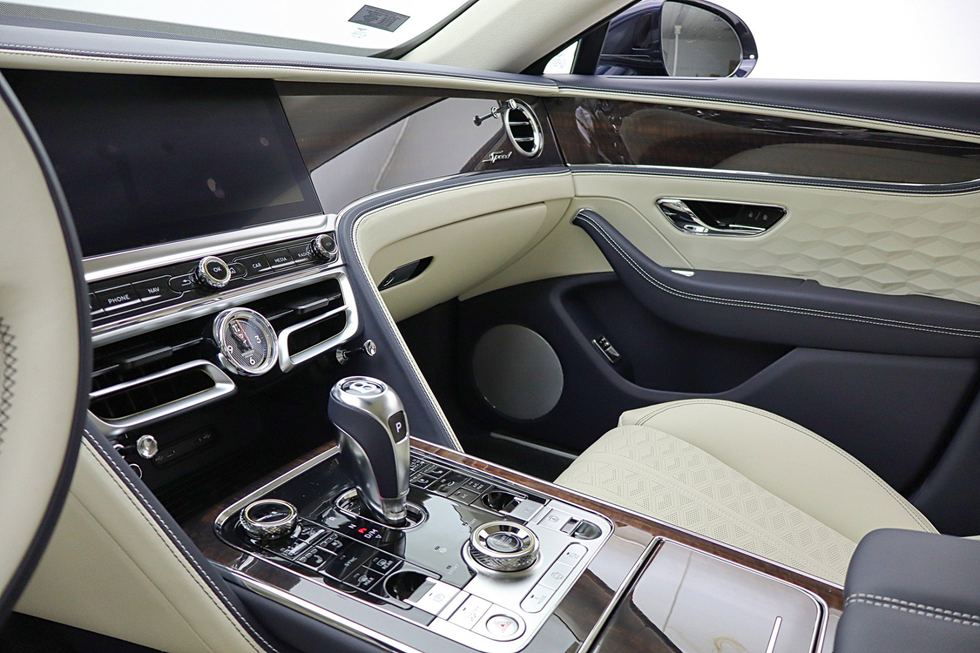 Used 2025 Bentley Flying Spur Plug-In Hybrid image 29