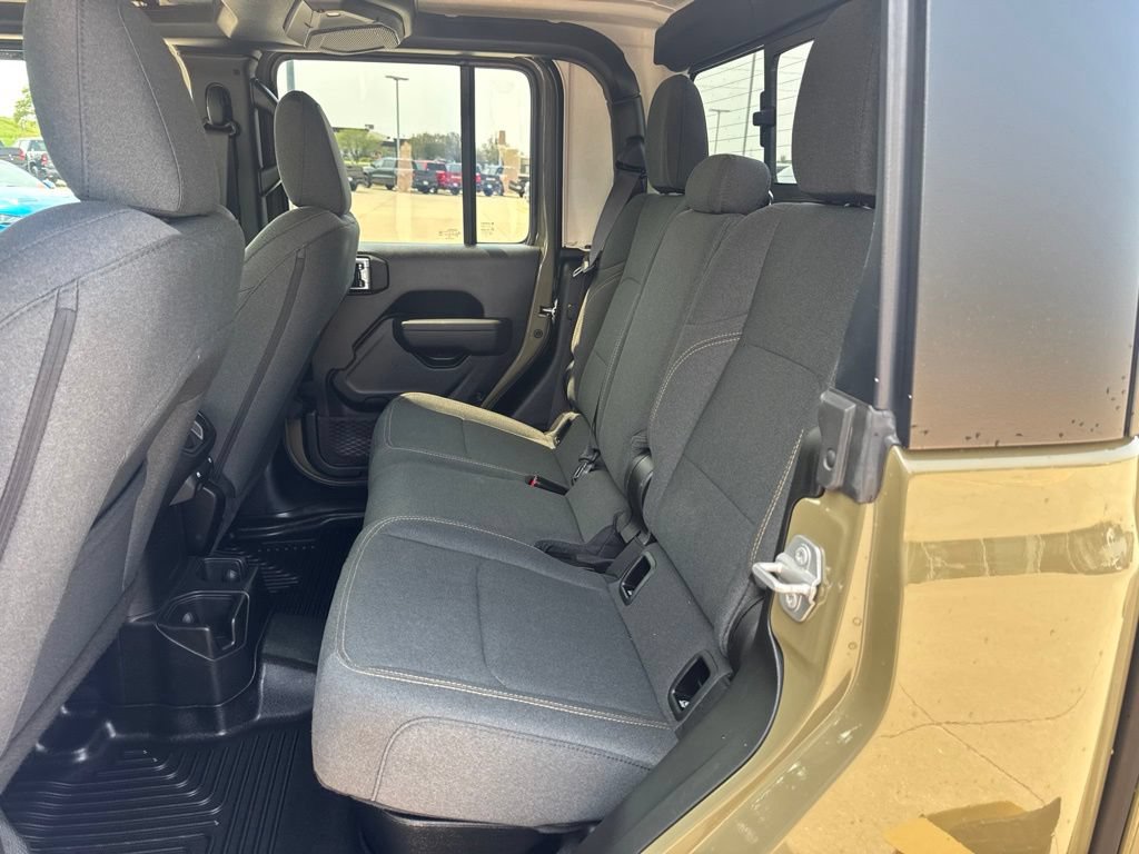 Certified 2025 Jeep Gladiator Overland AWD/4WD image 18