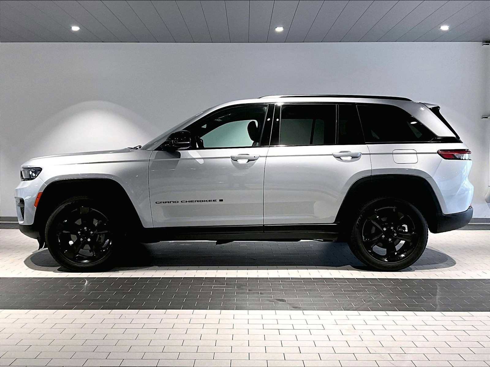 Used 2024 Jeep Grand Cherokee Altitude image 2