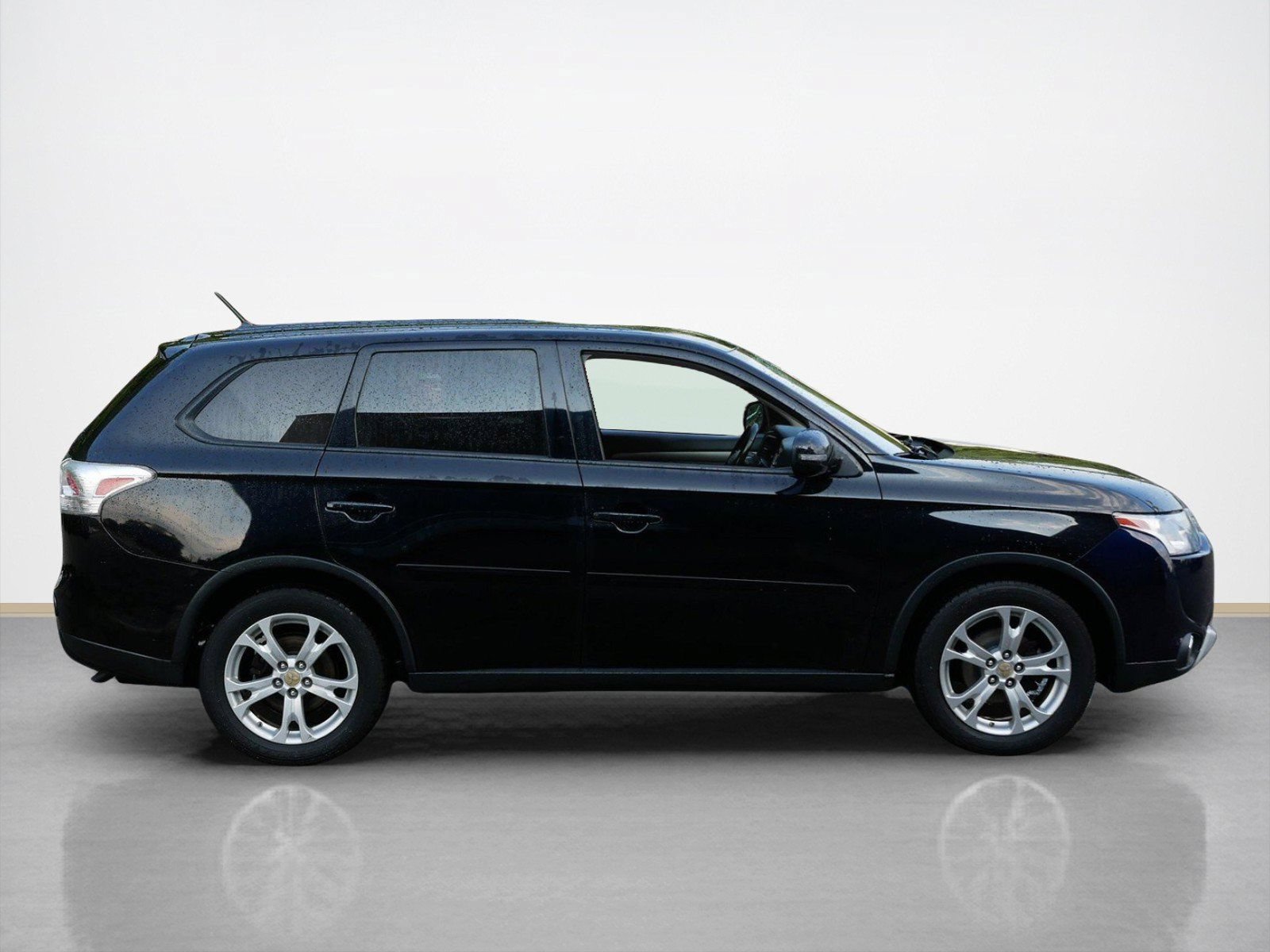 Used 2015 Mitsubishi Outlander SE AWD/4WD image 2